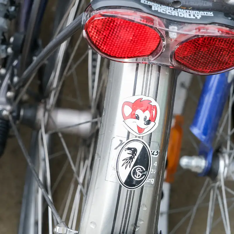 Ein gespendetes Fahrrad mit SC-Freiburg Aufkleber auf dem Schutzblech