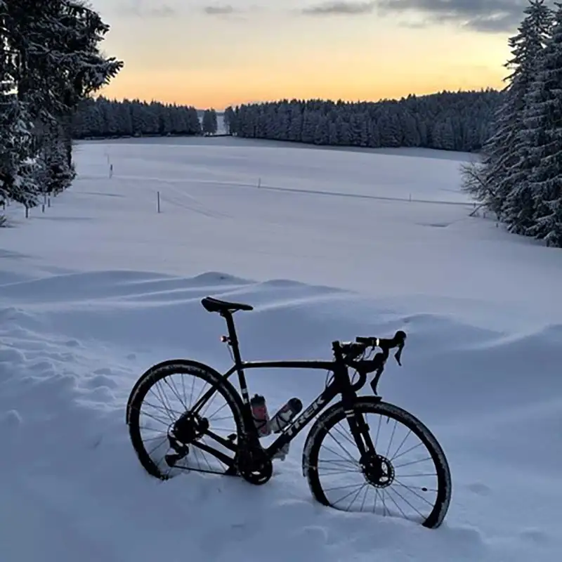 Ein Jobrad im Tiefschnee im Winterwald, es dämmert. Ein Jobrad im Tiefschnee im Winterwald, es dämmert.