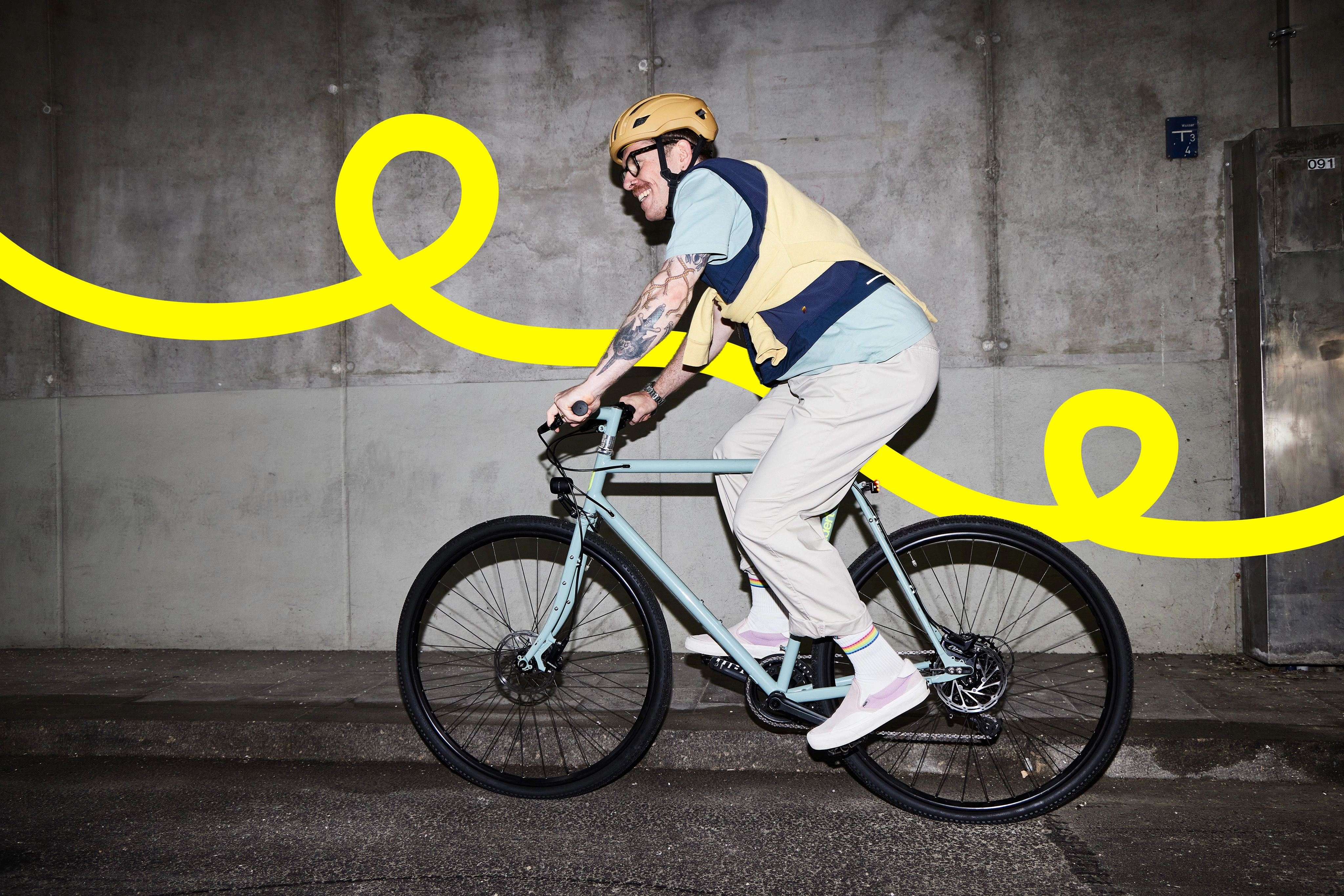 Ein Mensch radelt auf einem Fahrrad von JobRad Loop