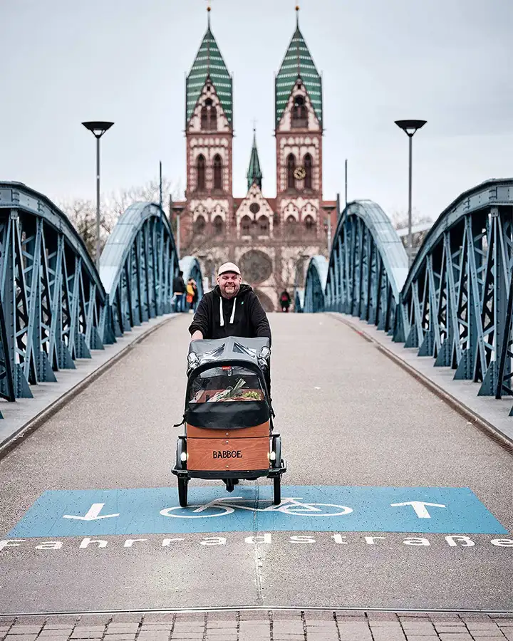 JobRadler Philipp Spitczok von Brisinski auf seinem Cargobike JobRadler Philipp Spitczok von Brisinski auf seinem Cargobike