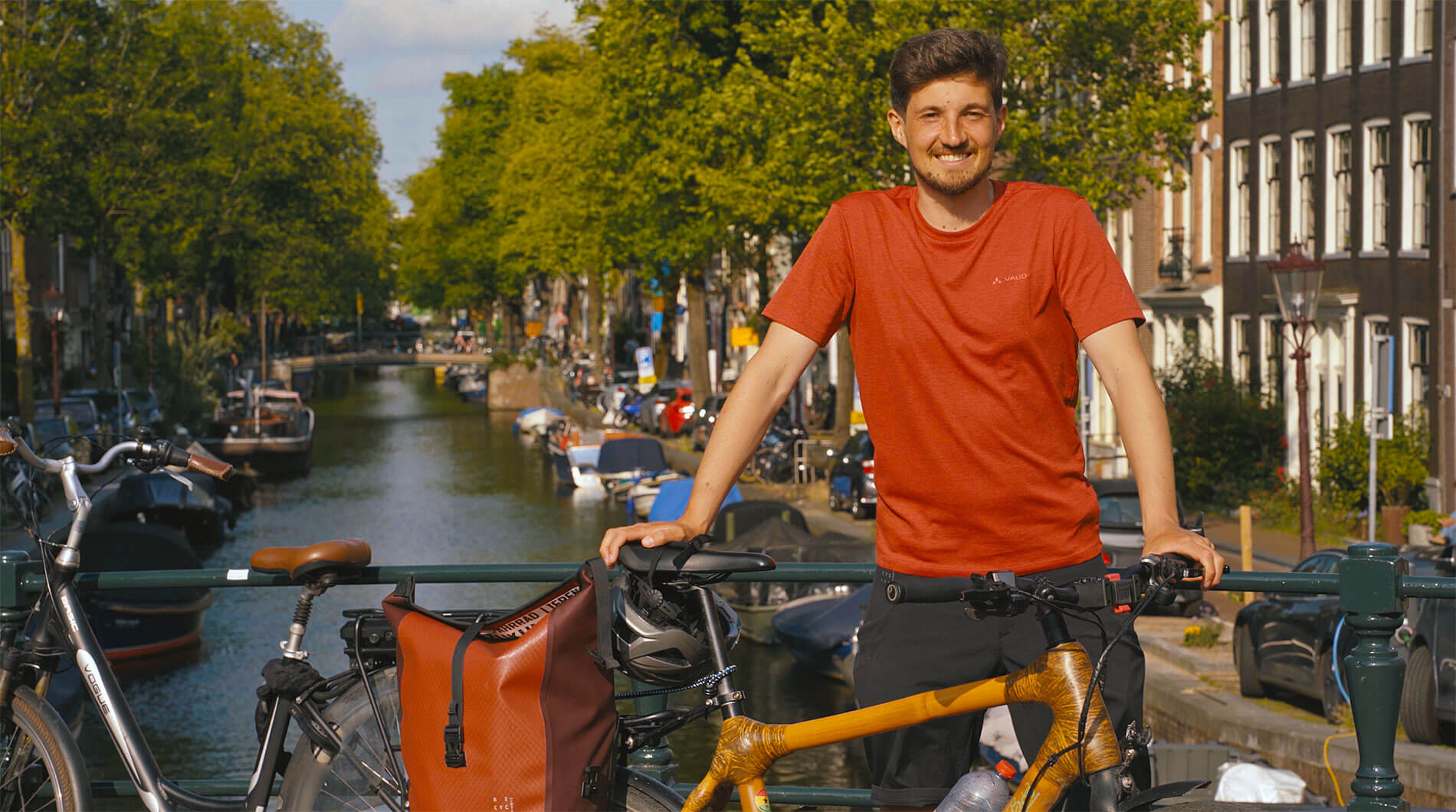 Ingwar mit Fahrrad vor einer niederländischen Gracht